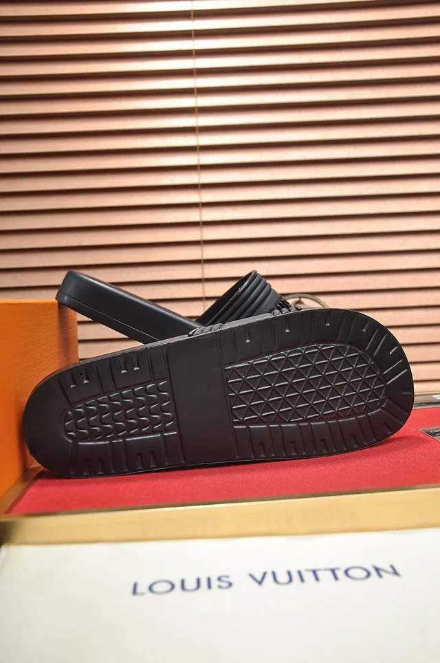 Louis Vuitton Slide Slipper Chinelos Pretos de Borracha Moldada 7