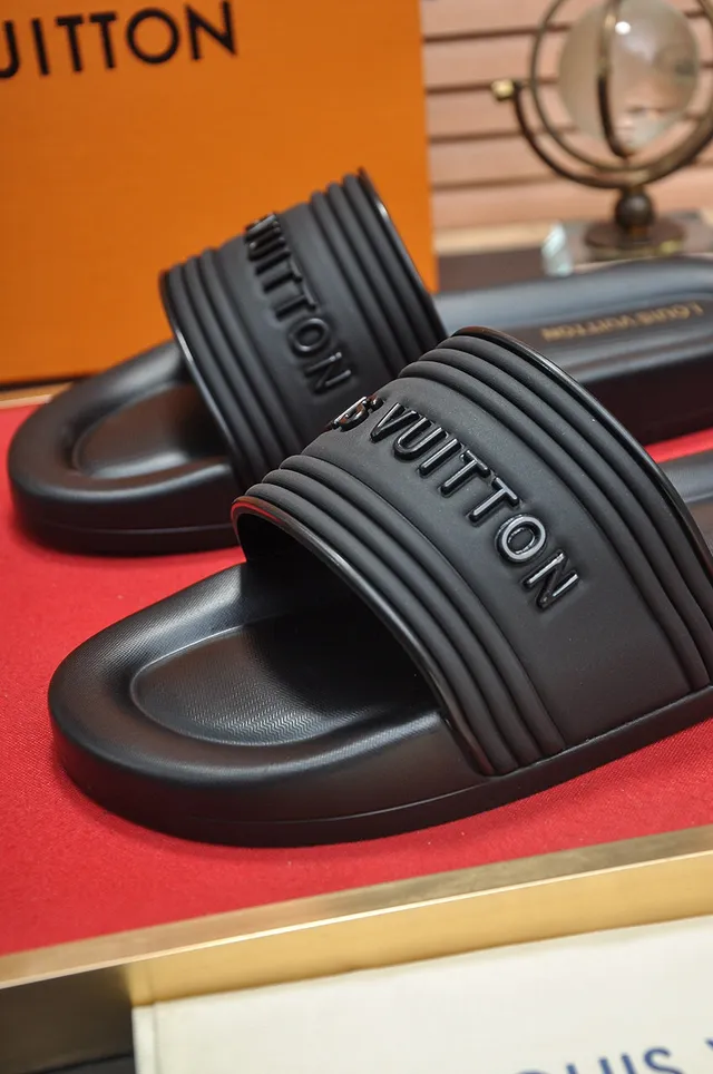 Louis Vuitton Slide Slipper Chinelos Pretos de Borracha Moldada 8