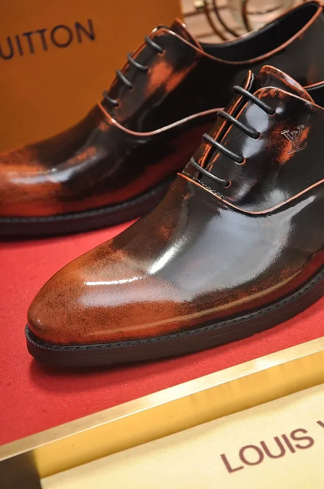 Louis Vuitton أحذية أوكسفورد من جلد الماتينا بلونين مع كاب تو 2