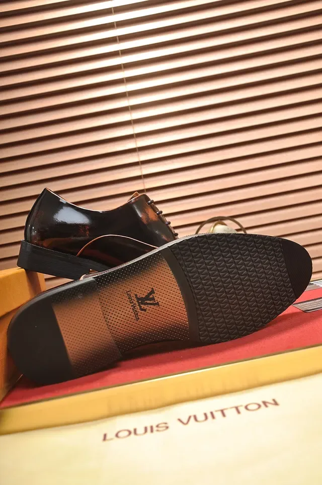 Louis Vuitton أحذية أوكسفورد من جلد الماتينا بلونين مع كاب تو 3
