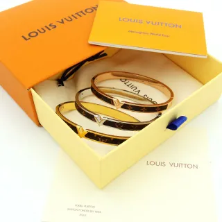 Louis Vuitton V कलेक्शन मोनोग्राम कैनवास और गोल्ड-टोन बैंगल ब्रेसलेट्स