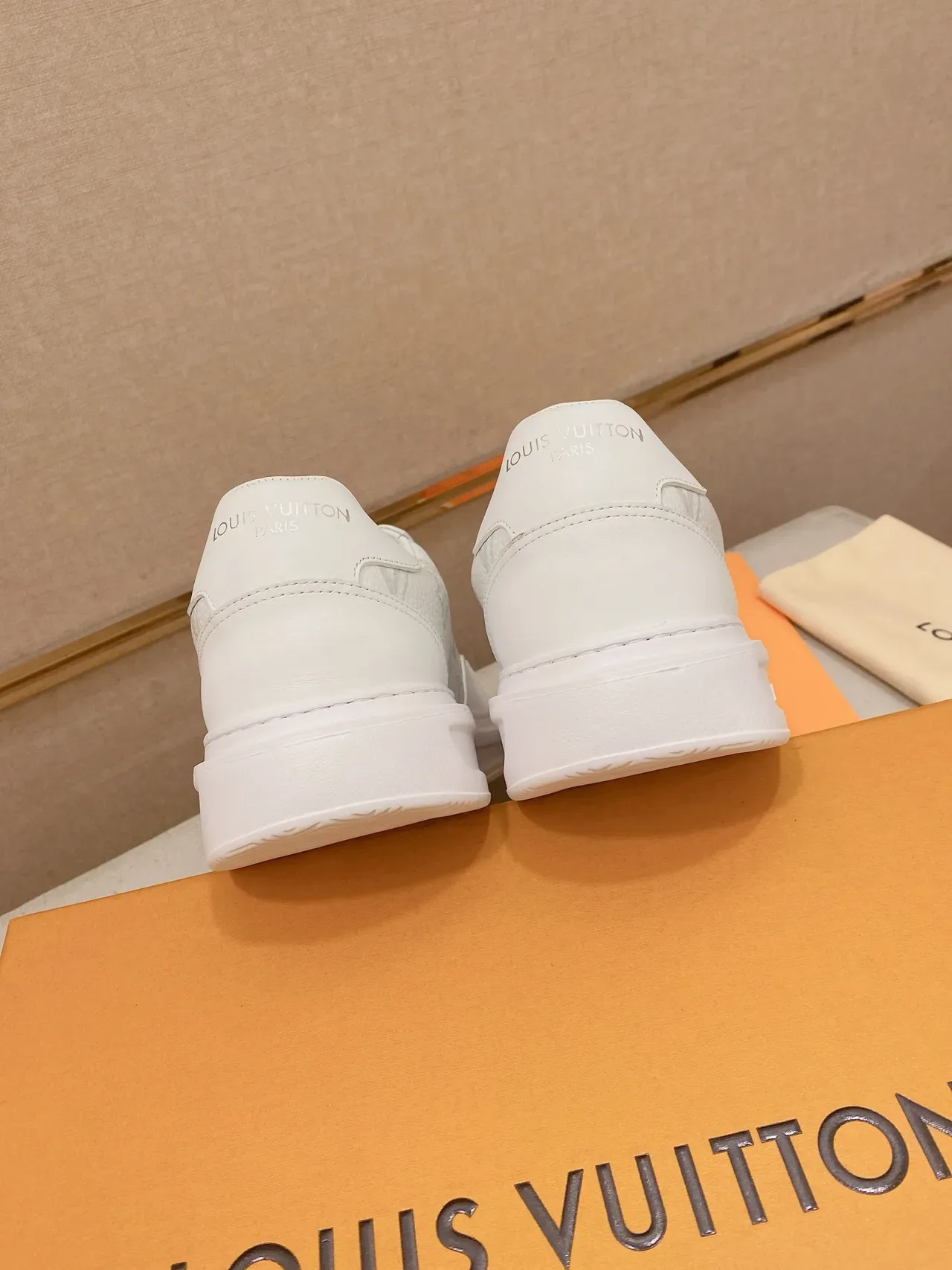 Sneakers Lifestyle Louis Vuitton Blanc en Cuir Monogramme avec Soles de Plateforme 3