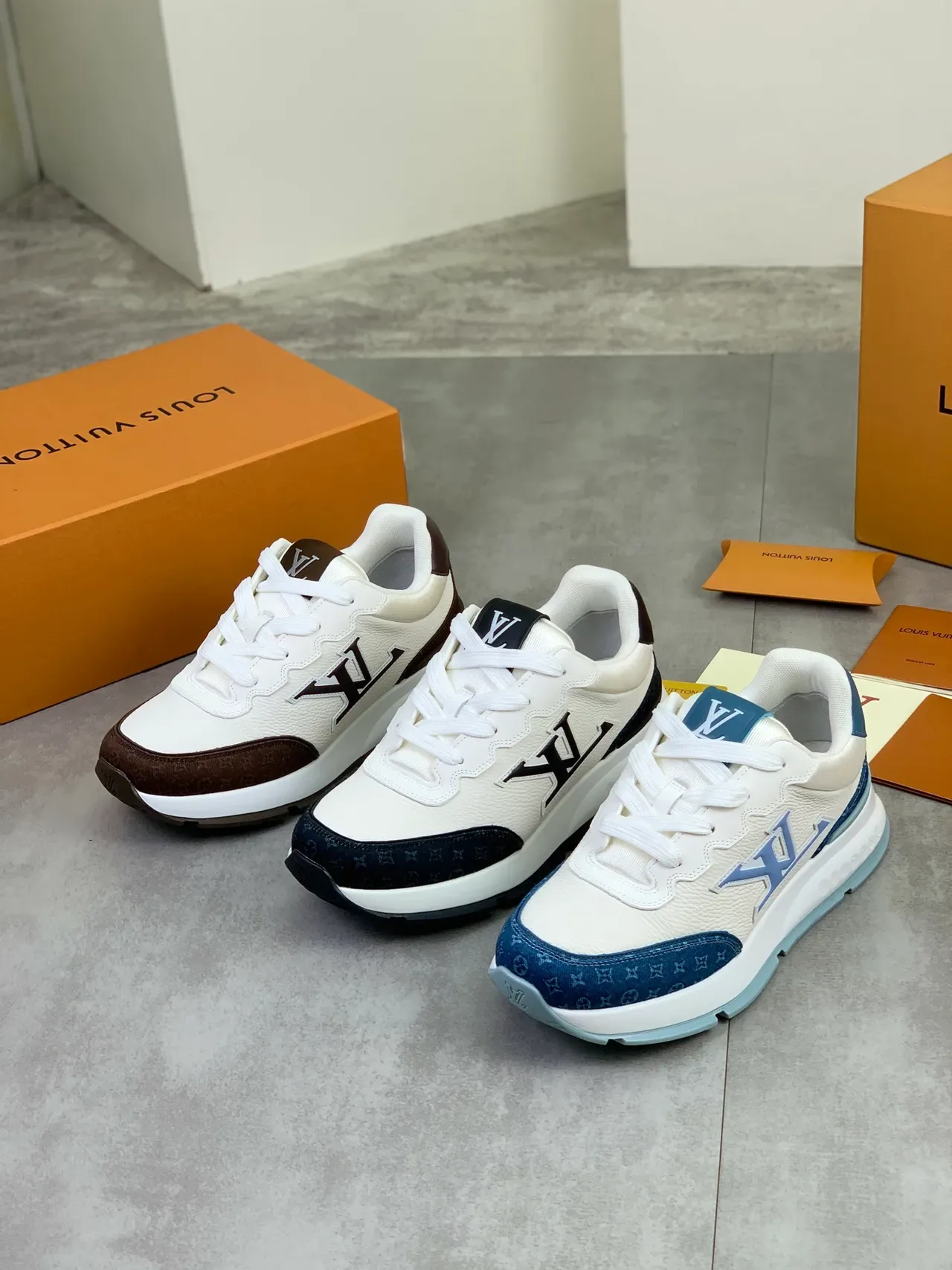 Louis Vuitton Zapatillas Lifestyle Blanco y Marino Monograma Lona Paneles Suela Esculpida 2