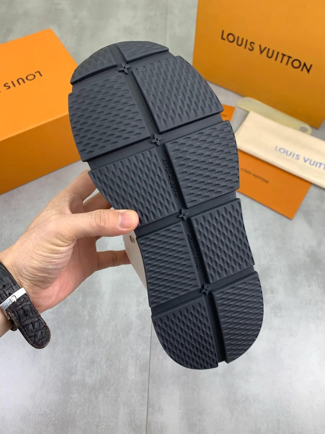 Louis Vuitton Zapatillas Lifestyle Blanco y Marino Monograma Lona Paneles Suela Esculpida 4