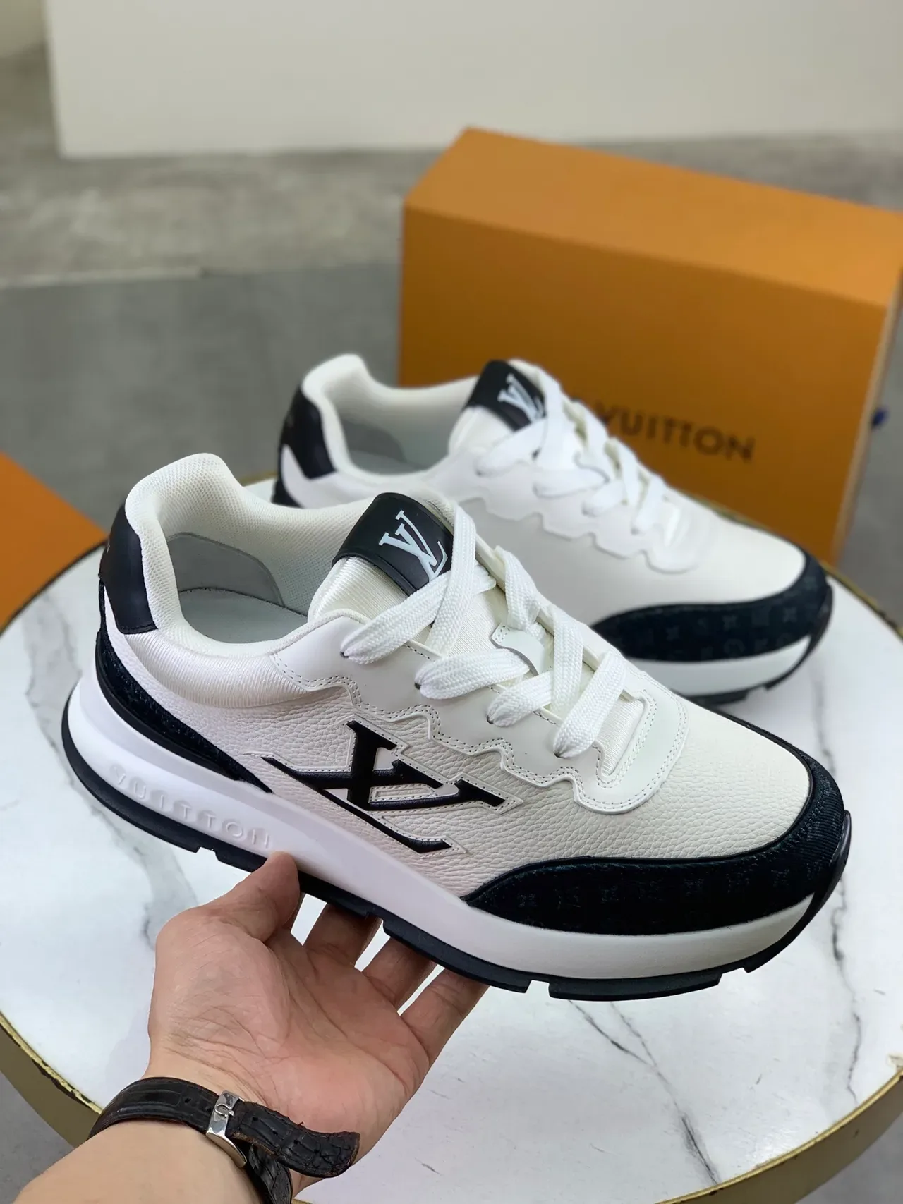 Louis Vuitton Zapatillas Lifestyle Blanco y Marino Monograma Lona Paneles Suela Esculpida 5