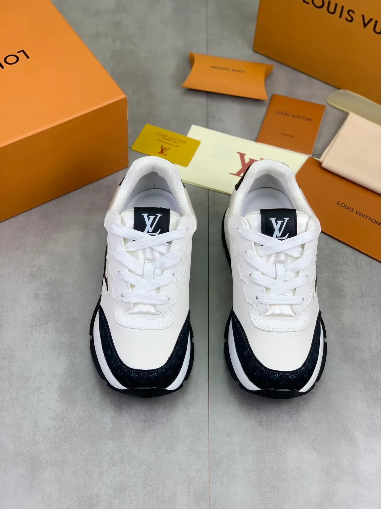 Louis Vuitton Zapatillas Lifestyle Blanco y Marino Monograma Lona Paneles Suela Esculpida 6