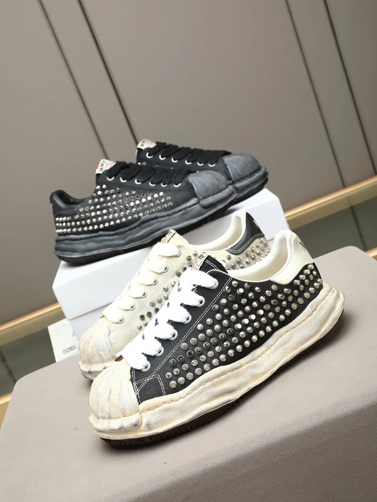 Maison Margiela MM6 Zapatillas Lifestyle Negro Gris Tachonado Deconstruido 2