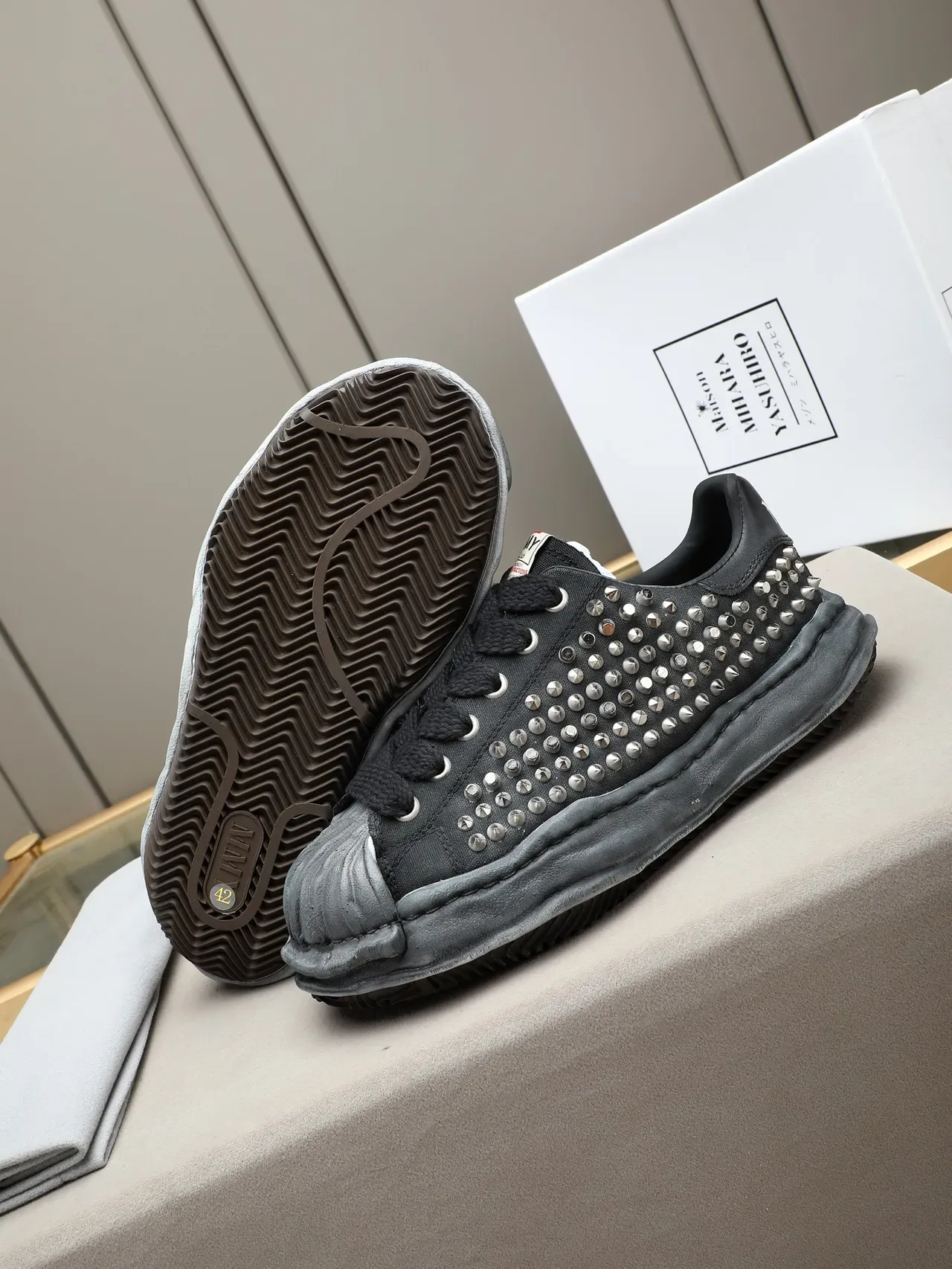 Maison Margiela MM6 Zapatillas Lifestyle Negro Gris Tachonado Deconstruido 5