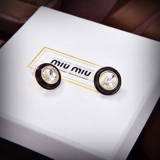Miu Miu কালো ও সোনালি ক্রিস্টাল স্টাড ইয়াররিংস 2