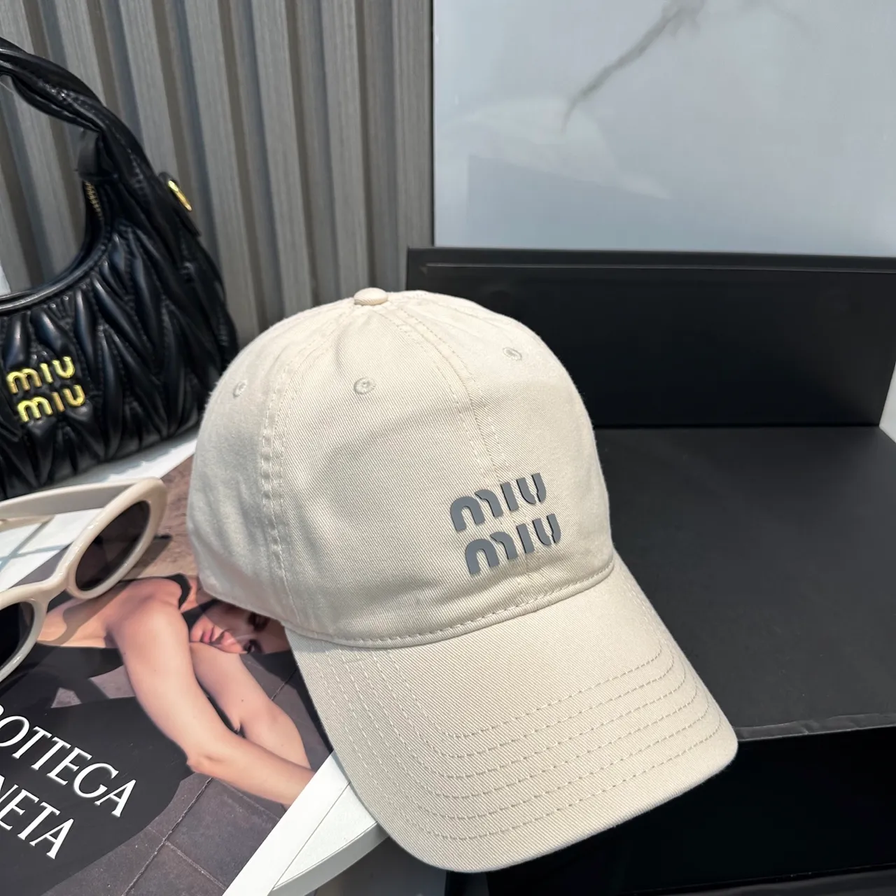 Miu Miu এমব্রয়ডারি লোগো বেইজ বেসবল ক্যাপ 4