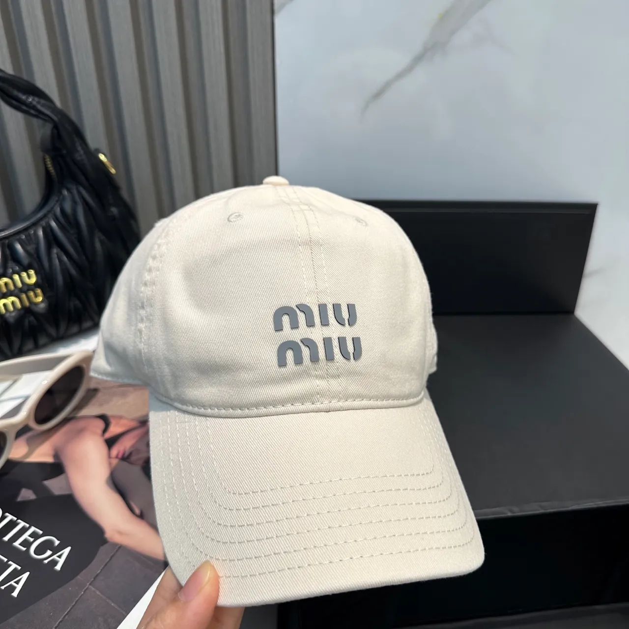 Miu Miu এমব্রয়ডারি লোগো বেইজ বেসবল ক্যাপ 6