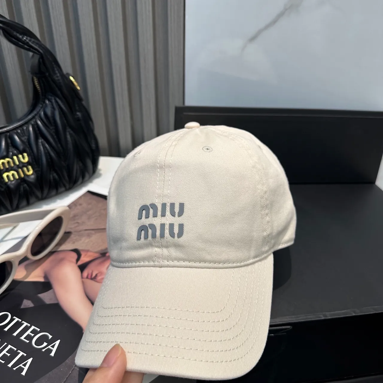 Miu Miu এমব্রয়ডারি লোগো বেইজ বেসবল ক্যাপ 9
