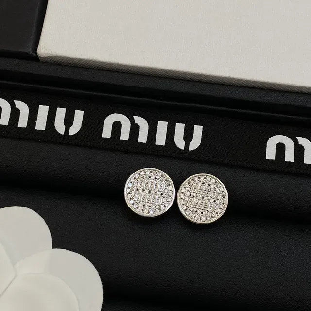 Miu Miu Logo Stud 银金色 圆形 镶嵌水晶 耳钉 3