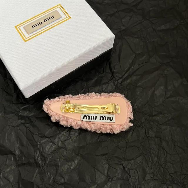 Miu Miu Broche de textura felpada e ondulada rosa dourada empilhada com logo 2