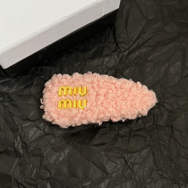 Miu Miu Broche de textura felpada e ondulada rosa dourada empilhada com logo 3