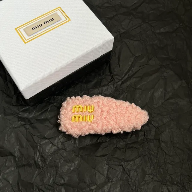Miu Miu Broche de textura felpada e ondulada rosa dourada empilhada com logo 4