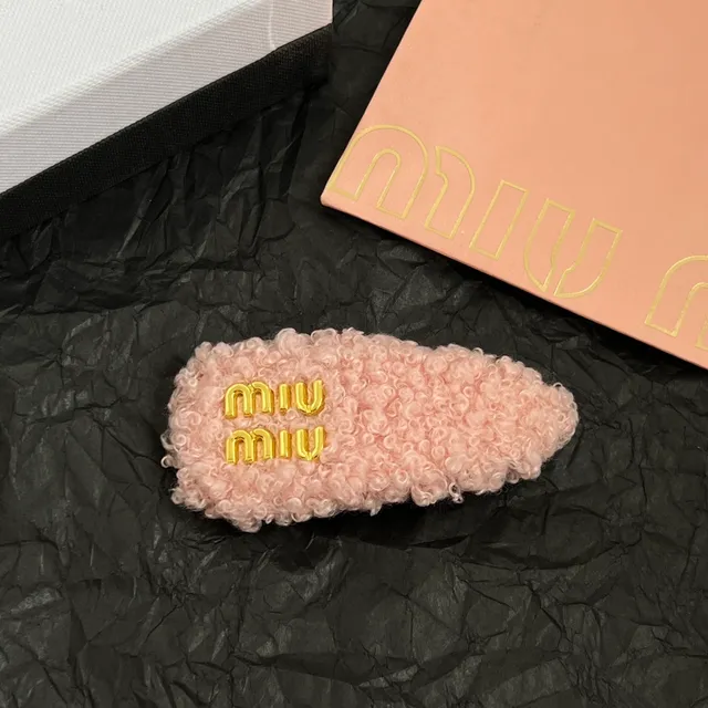 Miu Miu Broche de textura felpada e ondulada rosa dourada empilhada com logo 5