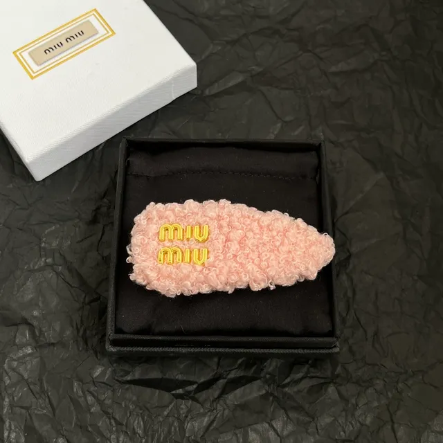 Miu Miu Broche de textura felpada e ondulada rosa dourada empilhada com logo 6