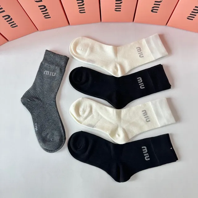 Miu Miu Chaussettes en maille ribbelée avec logo Crew 6