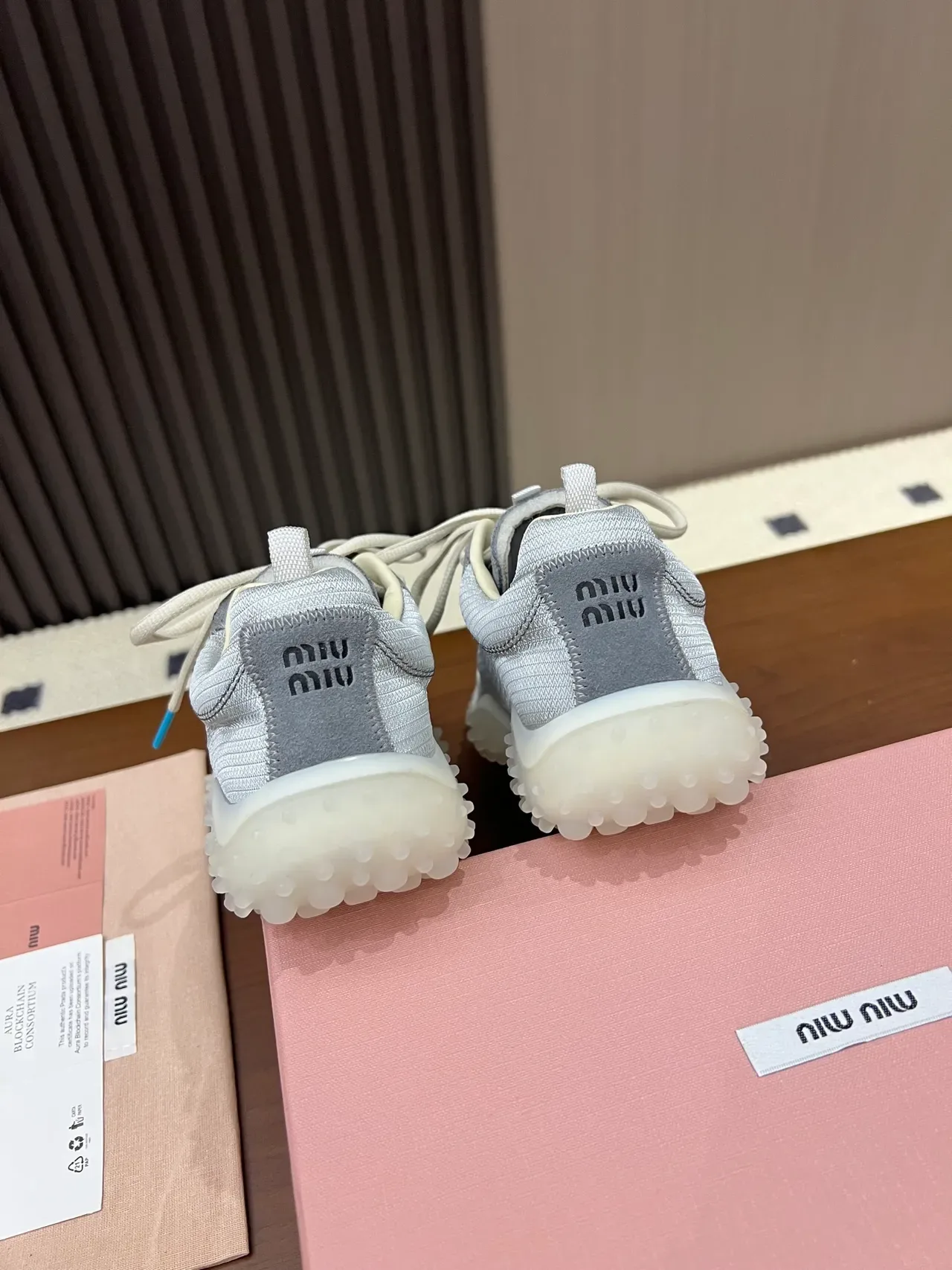 Miu Miu Wander zapatillas lifestyle gris claro 2