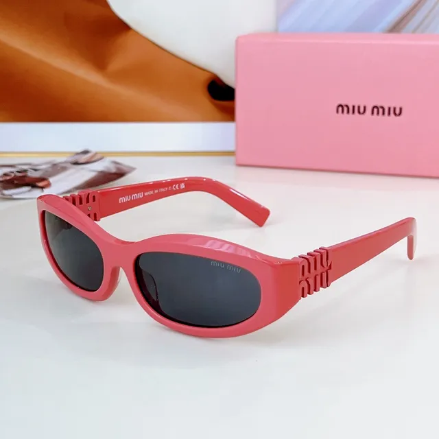 Miu Miu Wander Lunettes de Soleil Blanches en Acétate avec Ferrures Dorées 5