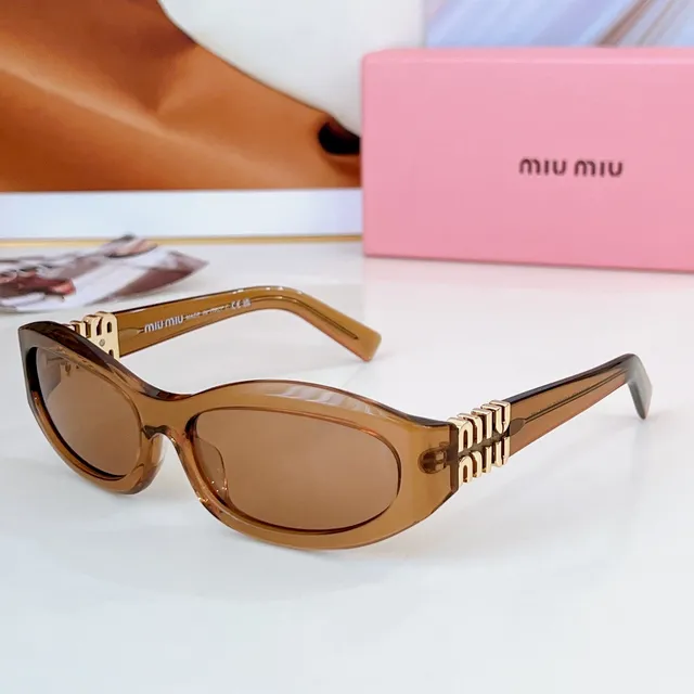 Miu Miu Wander Lunettes de Soleil Blanches en Acétate avec Ferrures Dorées 6
