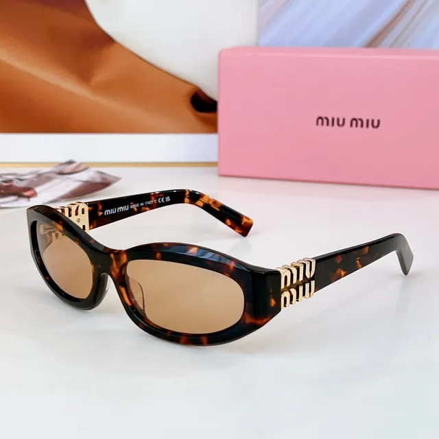 Miu Miu Wander Lunettes de Soleil Blanches en Acétate avec Ferrures Dorées 7