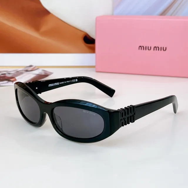 Miu Miu Wander Lunettes de Soleil Blanches en Acétate avec Ferrures Dorées 9