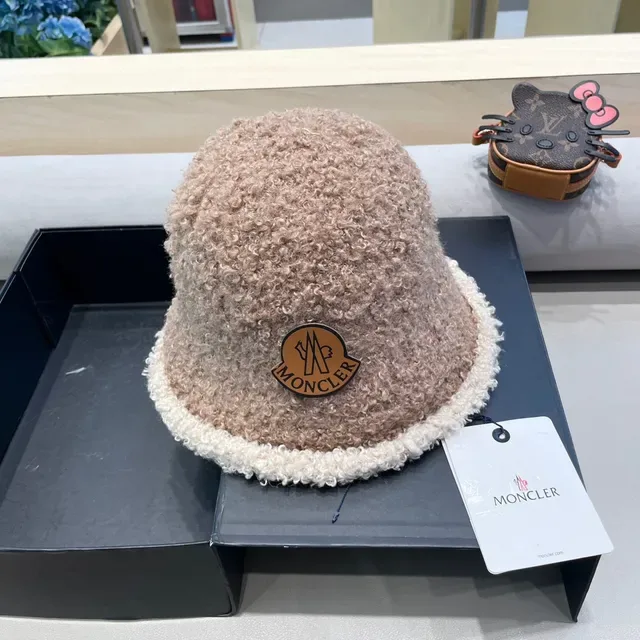 Moncler Beige White Bouclé Shearling Two-Tone Trim Bucket Hat 5