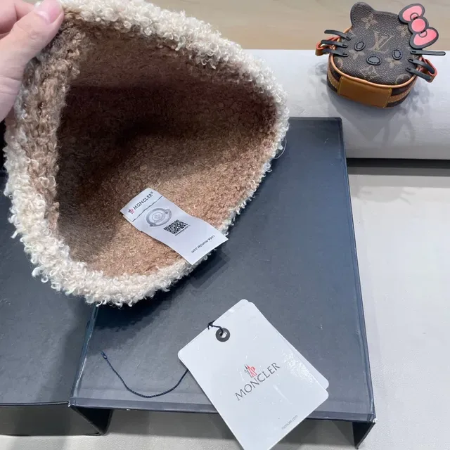Moncler Beige White Bouclé Shearling Two-Tone Trim Bucket Hat 7