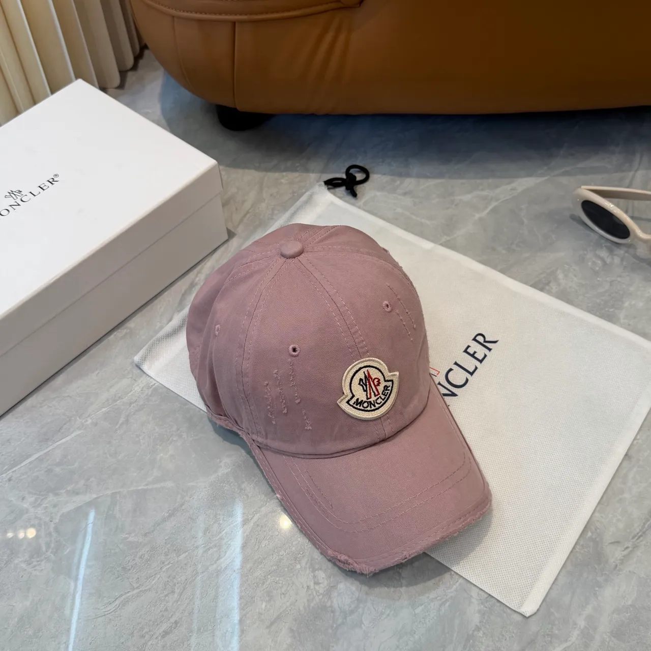 Moncler boné de beisebol rosa branco algodão distressado com patch de logo bordado 4