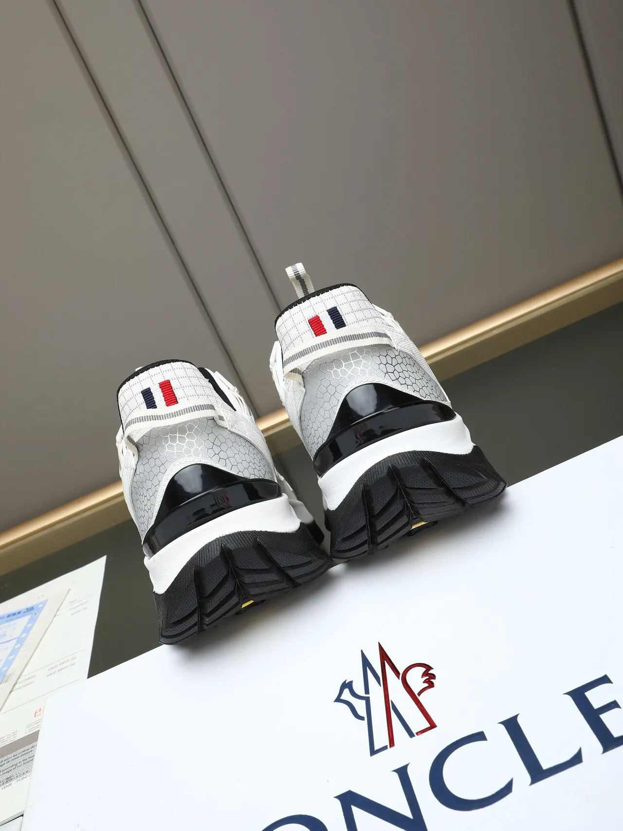Moncler Blanco Negro Suela Gruesa Malla Y Recubrimiento Sintético Superposición Construcción Lifestyle Sneakers 4