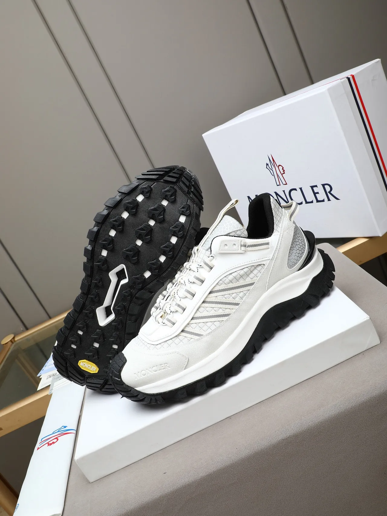 Moncler Blanco Negro Suela Gruesa Malla Y Recubrimiento Sintético Superposición Construcción Lifestyle Sneakers 5