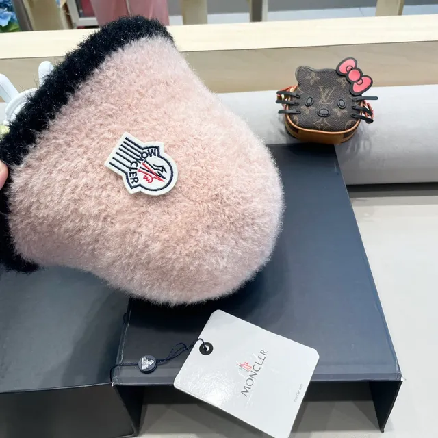 Moncler Zind Beret rosa polvoriento y negro con ribete peludo 5