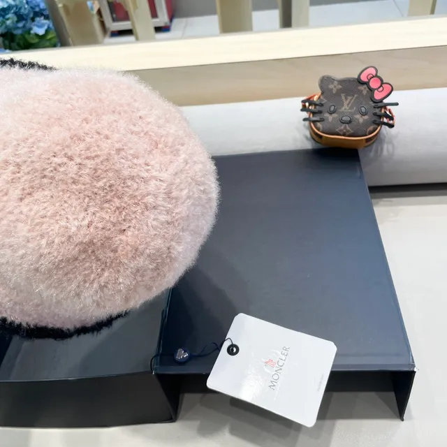 Moncler Zind Beret rosa polvoriento y negro con ribete peludo 8