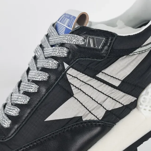 New Balance 9060 أسود فضي لايف ستايل سنيكرز 6
