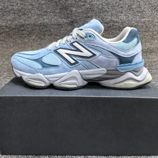 New Balance 9060 浅蓝色和灰色厚底运动鞋