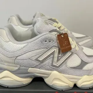 New Balance 9060 হালকা ধূসর এবং ক্রিম চাকি স্নিকার্স