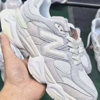 New Balance 9060 浅灰色和白色厚底运动鞋