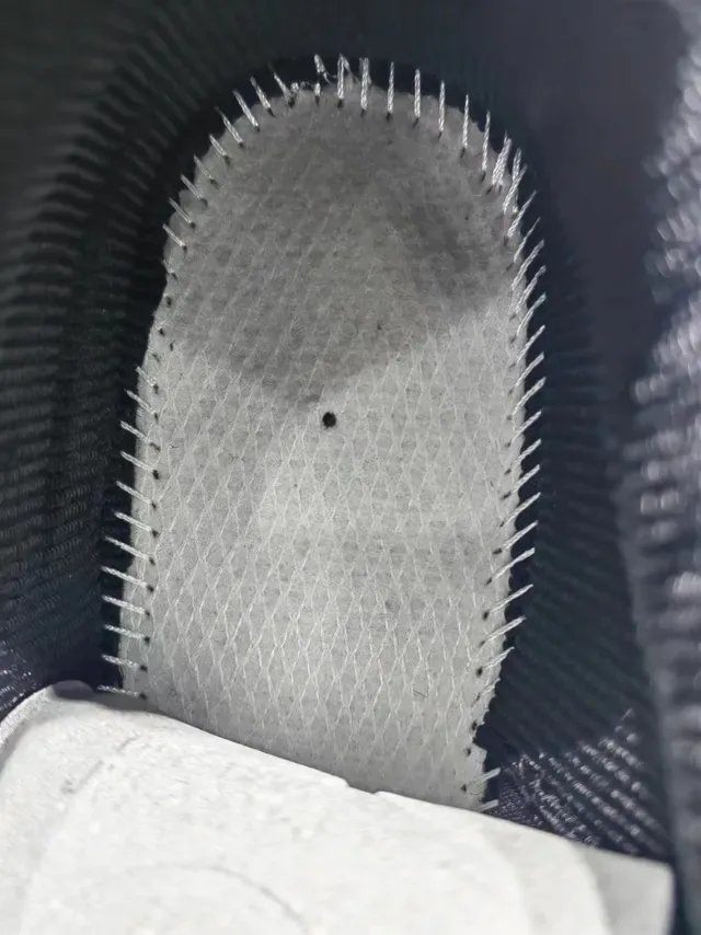 New Balance 黑色单色 网面与合成覆盖层 跑鞋 2