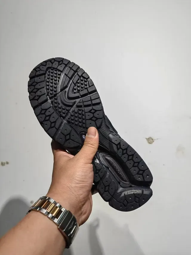 New Balance 黑色单色 网面与合成覆盖层 跑鞋 3