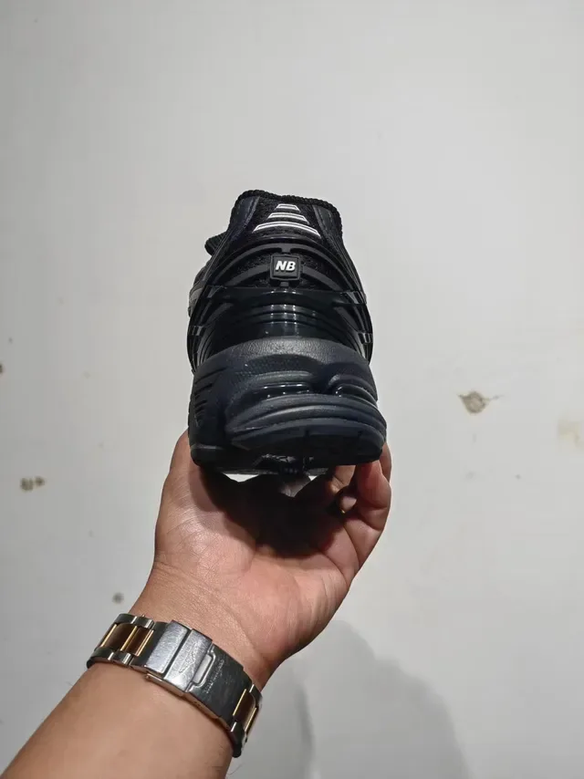 New Balance 黑色单色 网面与合成覆盖层 跑鞋 4
