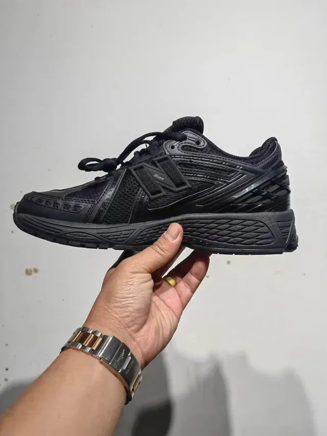 New Balance 黑色单色 网面与合成覆盖层 跑鞋 5