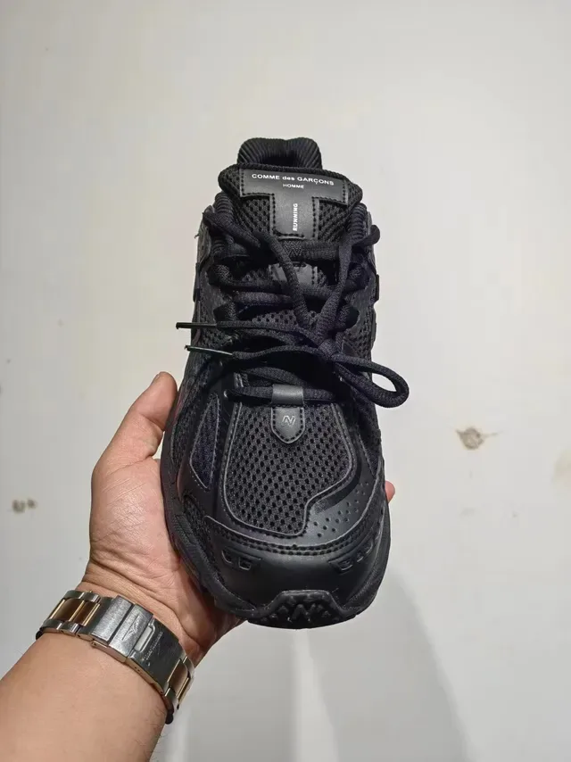 New Balance 黑色单色 网面与合成覆盖层 跑鞋 6