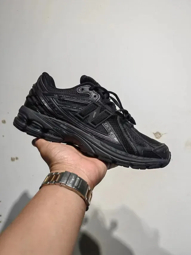 New Balance 黑色单色 网面与合成覆盖层 跑鞋 7