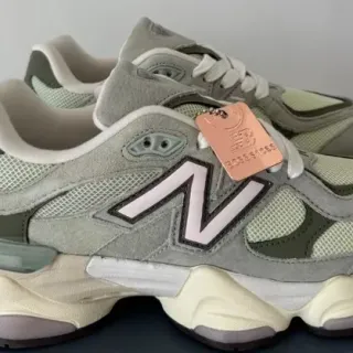New Balance ধূসর সামরিক সবুজ খোদাই করা সোল মিক্সড সুয়েড এবং মেশ আপার চাঙ্কি স্নিকার
