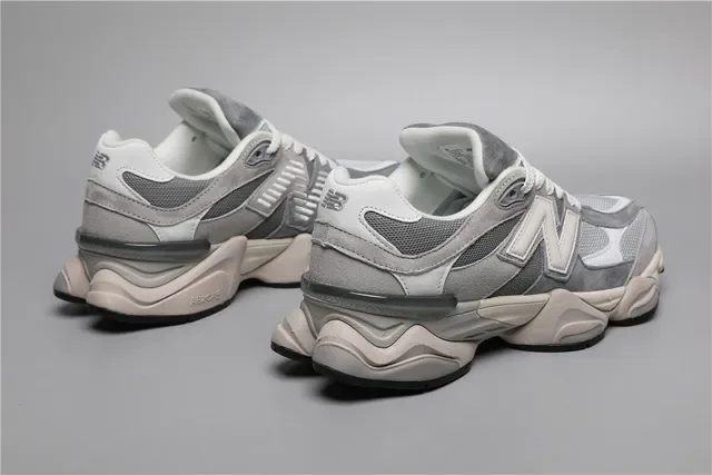 New Balance Gray White Chunky Sculpted Midsole Mixed Mesh And Suede Upper Lifestyle Sneakers 3