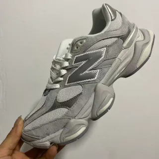 New Balance ধূসর সাদা মাল্টি লেয়ার মিডসোল মিক্সড মেশ এবং সুয়েড আপার চাঙ্ক স্নিকার