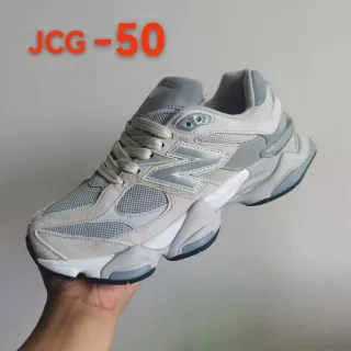 New Balance ধূসর সাদা খোদাই করা মিডসোল জাল এবং মৃগ চর্ম ওভারলে নির্মাণ মোটা স্নিকার্স