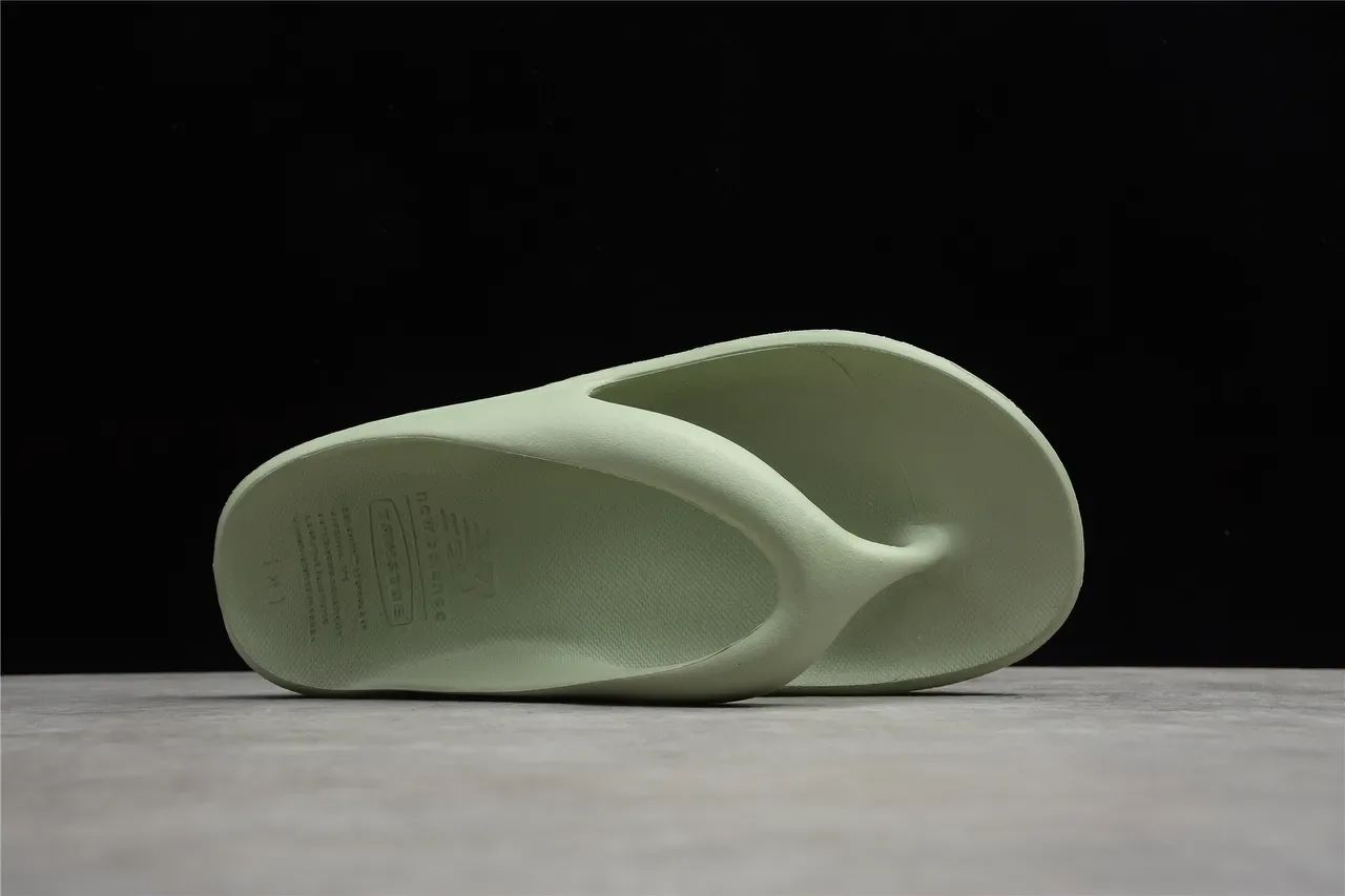 New Balance نعال منزلية خضراء مصممة أحادية اللون مع قدمية مقعرة 4